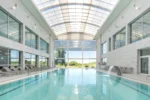 Crowne Plaza - Caparica Lisbon espaço de spa com piscina interior em Costa da Caparica
