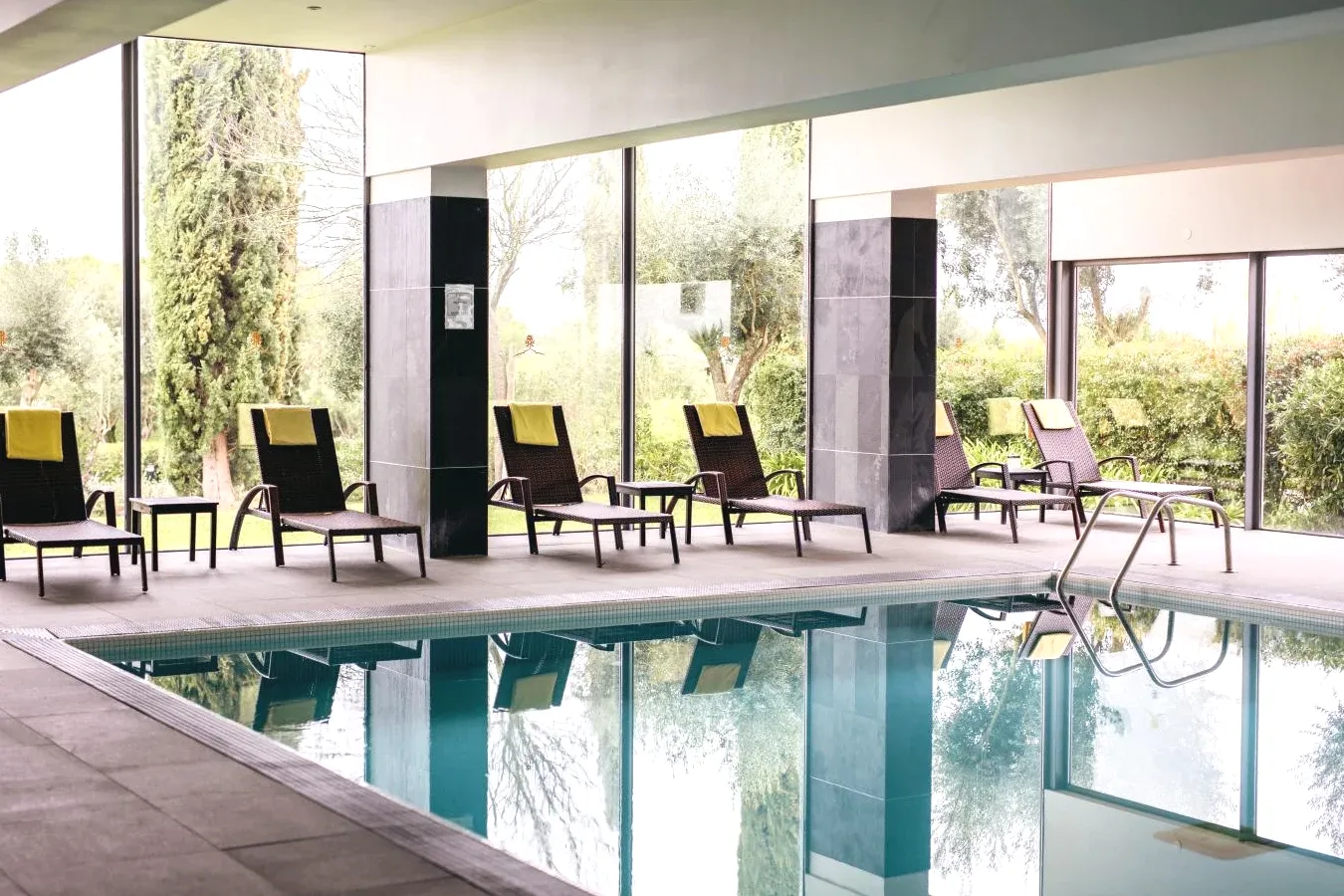 Espaço de bem-estar com piscina interior em Évora Convento do Espinheiro, Historic Hotel & Spa Espaço de bem-estar com piscina interior em Évora Convento do Espinheiro, Historic Hotel & Spa