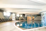 Espaço de spa com piscina interior AP Adriana Beach Resort em Albufeira