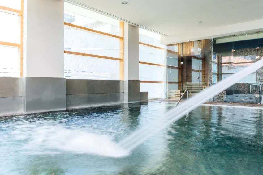 Espaço de spa com piscina interior Axis Porto Business & Spa Hotel no Porto