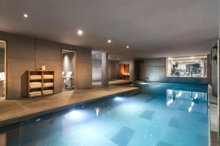 Espaço de spa com piscina interior Eurostars Santa Luzia em Guimarães