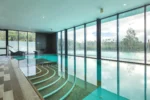 Monchique Resort & Spa piscina interior com vista e spa em Monchique