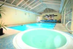 Piscina interior aquecida com spa Azoris Angra Garden – Plaza Hotel em Angra do Heroísmo