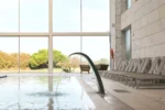 Piscina interior aquecida com spa Crowne Plaza - Caparica Lisbon em Costa da Caparica