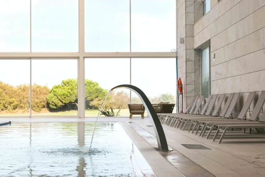 Piscina interior aquecida com spa Crowne Plaza - Caparica Lisbon em Costa da Caparica