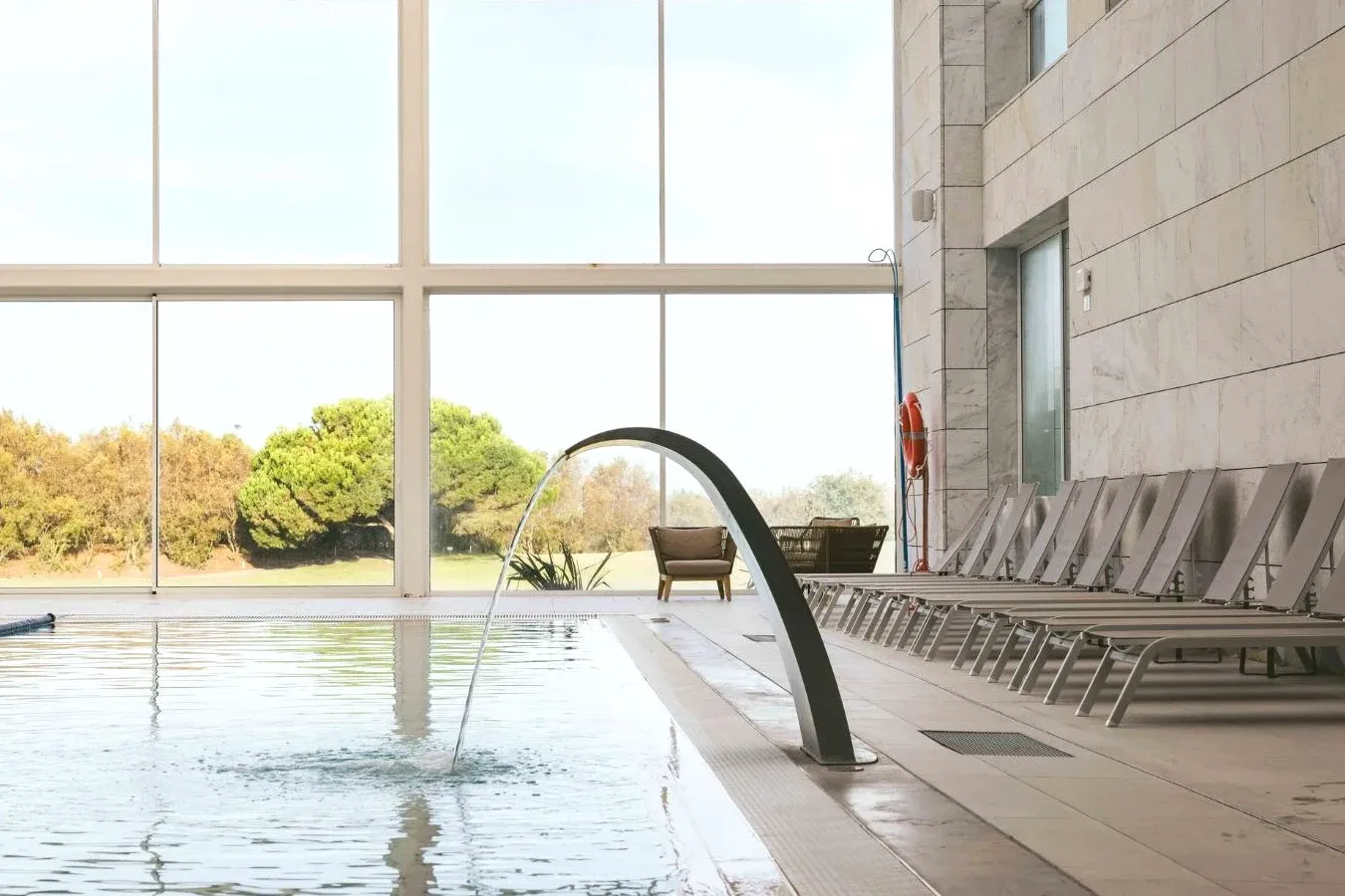 Piscina interior aquecida com spa Crowne Plaza - Caparica Lisbon em Costa da Caparica Piscina interior aquecida com spa Crowne Plaza - Caparica Lisbon em Costa da Caparica
