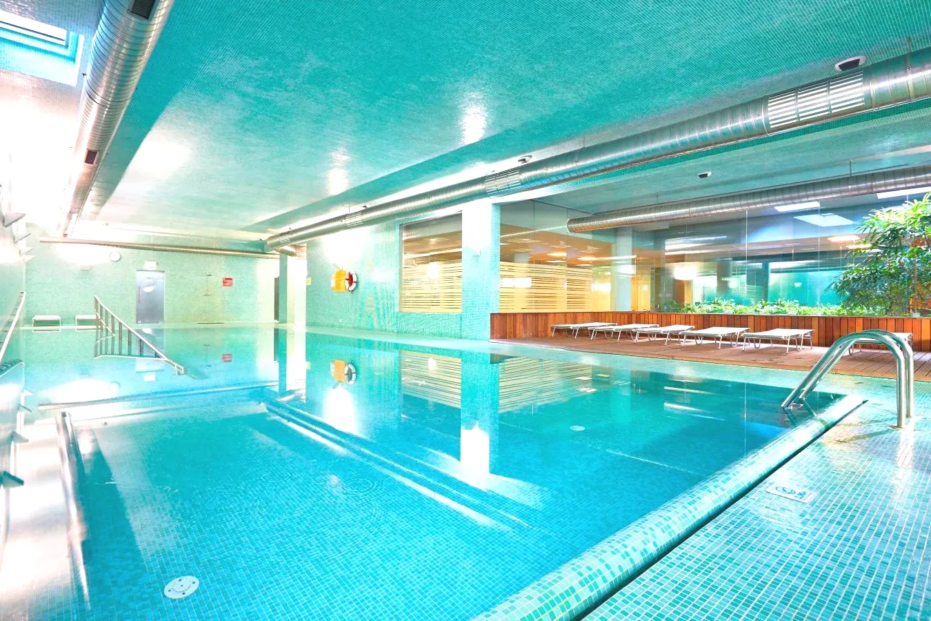 Piscina interior aquecida com spa Golden Residence Hotel em São Martinho, Funchal Piscina interior aquecida com spa Golden Residence Hotel em São Martinho, Funchal