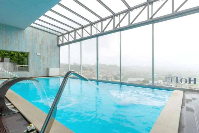 Piscina interior aquecida com spa In Gold Hotel & Spa em Águeda