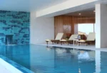 Piscina interior aquecida com spa Pedras do Mar Resort & Spa em Fenais da Luz