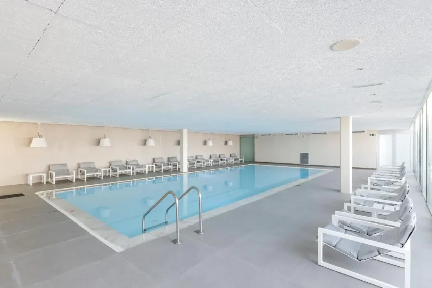 Piscina interior aquecida com spa Troia Design Hotel em Tróia