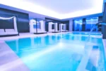 Piscina interior aquecida com spa VidaMar Resort Hotel Algarve em Albufeira