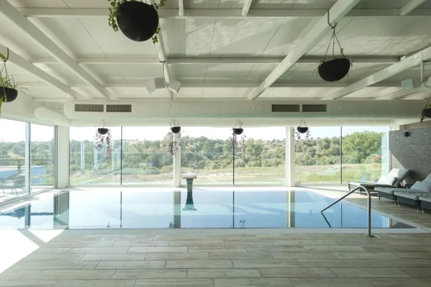 Piscina interior com hidromassagem em Lavre Sleep & Nature Hotel