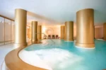 Piscina interior com hidromassagem na Póvoa do Varzim Axis Vermar Conference & Beach Hotel