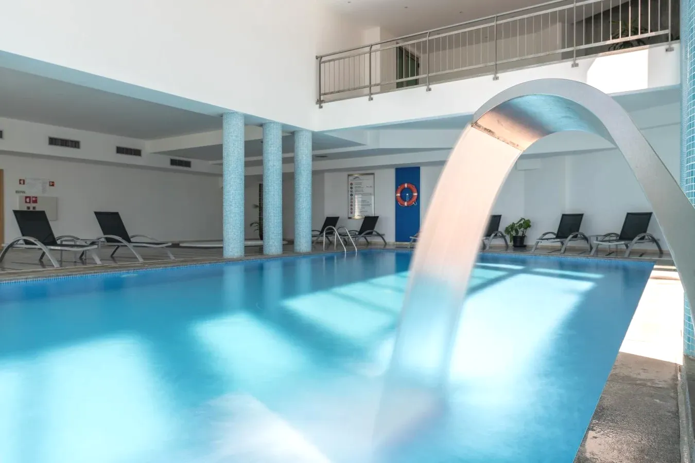 Piscina interior com spa Angra Marina Hotel em Angra do Heroísmo Piscina interior com spa Angra Marina Hotel em Angra do Heroísmo