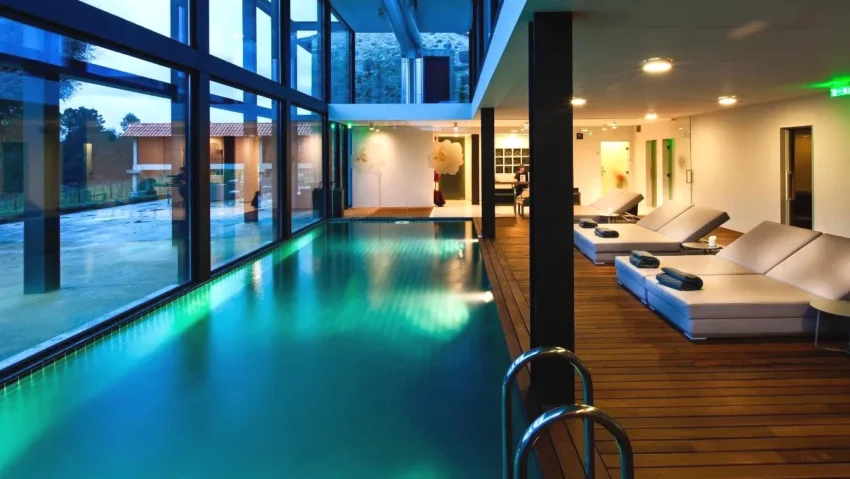 Piscina interior com spa Torre de Gomariz Wine & Spa Hotel em BragaV