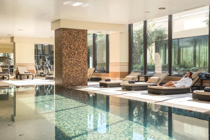 Piscina interior com spa Vila Gale Coimbra em Coimbra