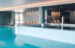 Piscina interior com vista e spa em Aveiro Melia Ria Hotel & Spa