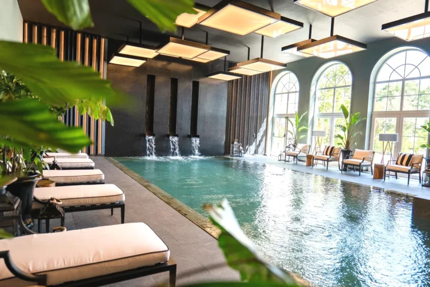 Piscina interior com vista e spa em Braga Maison Albar - Amoure