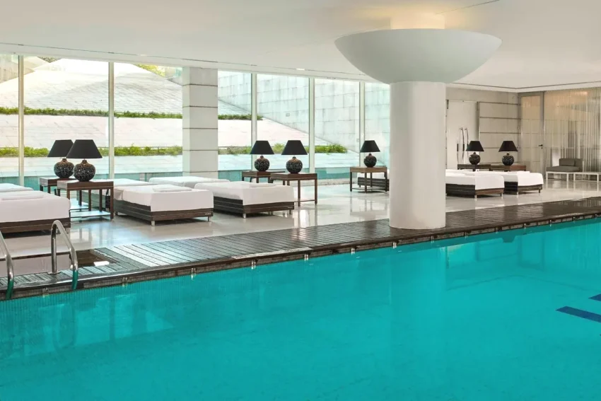 Sheraton Porto Hotel & Spa espaço de spa com piscina interior em Lordelo do Ouro e Massarelos, Porto
